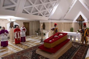 ciało papieża Franciszka w trumnie